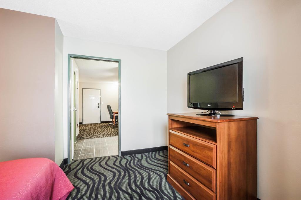 Quality Suites Memphis/ Wolfchase Galleria Bagian luar foto