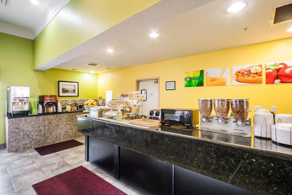 Quality Suites Memphis/ Wolfchase Galleria Bagian luar foto