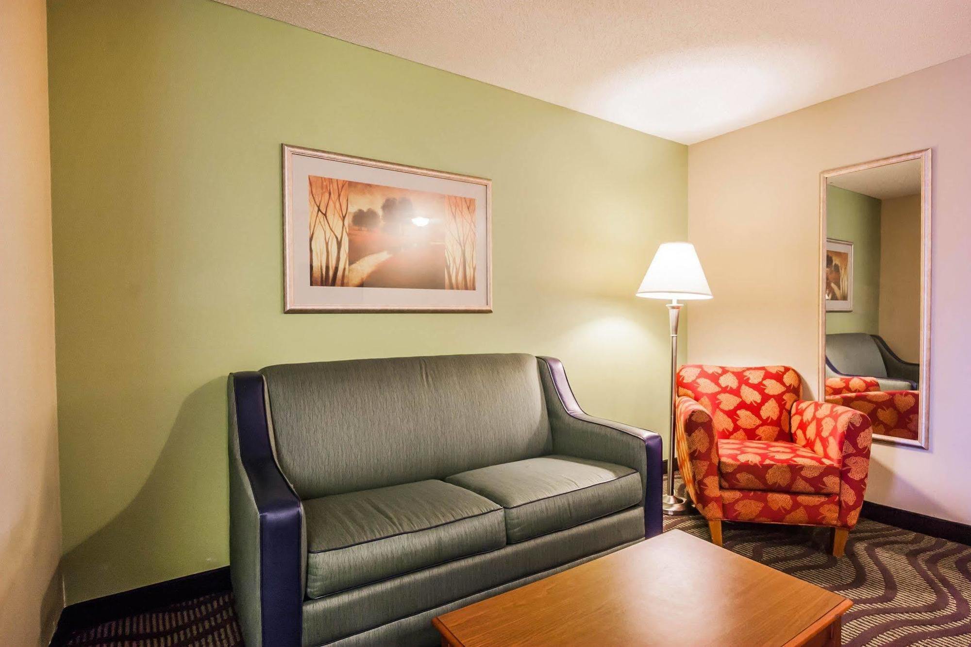Quality Suites Memphis/ Wolfchase Galleria Bagian luar foto